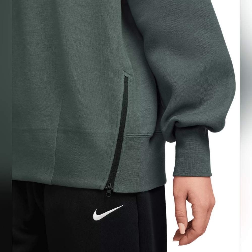 Nike Women's Sportswear Tech Fleece Oversized Crew-Neck Sweatshirt - Picture 6 of 8